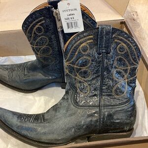 Women's black-distressed side zip boot